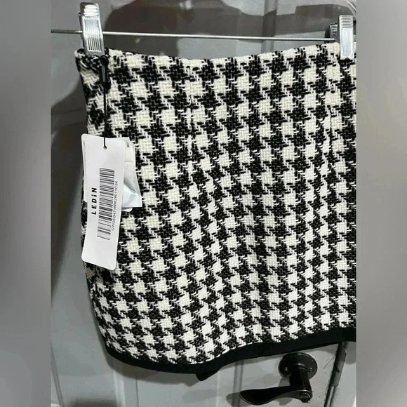 Ledin  Houndstooth mini skirt black & white shorts underneath in sise small NWT - Picture 6 of 13